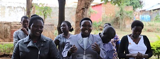Grupo de mujeres en Uganda participando en un taller