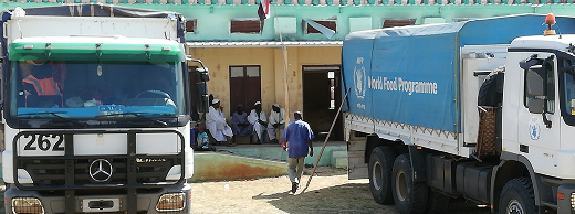 Camión del PMA repartiendo ayuda en Kassala